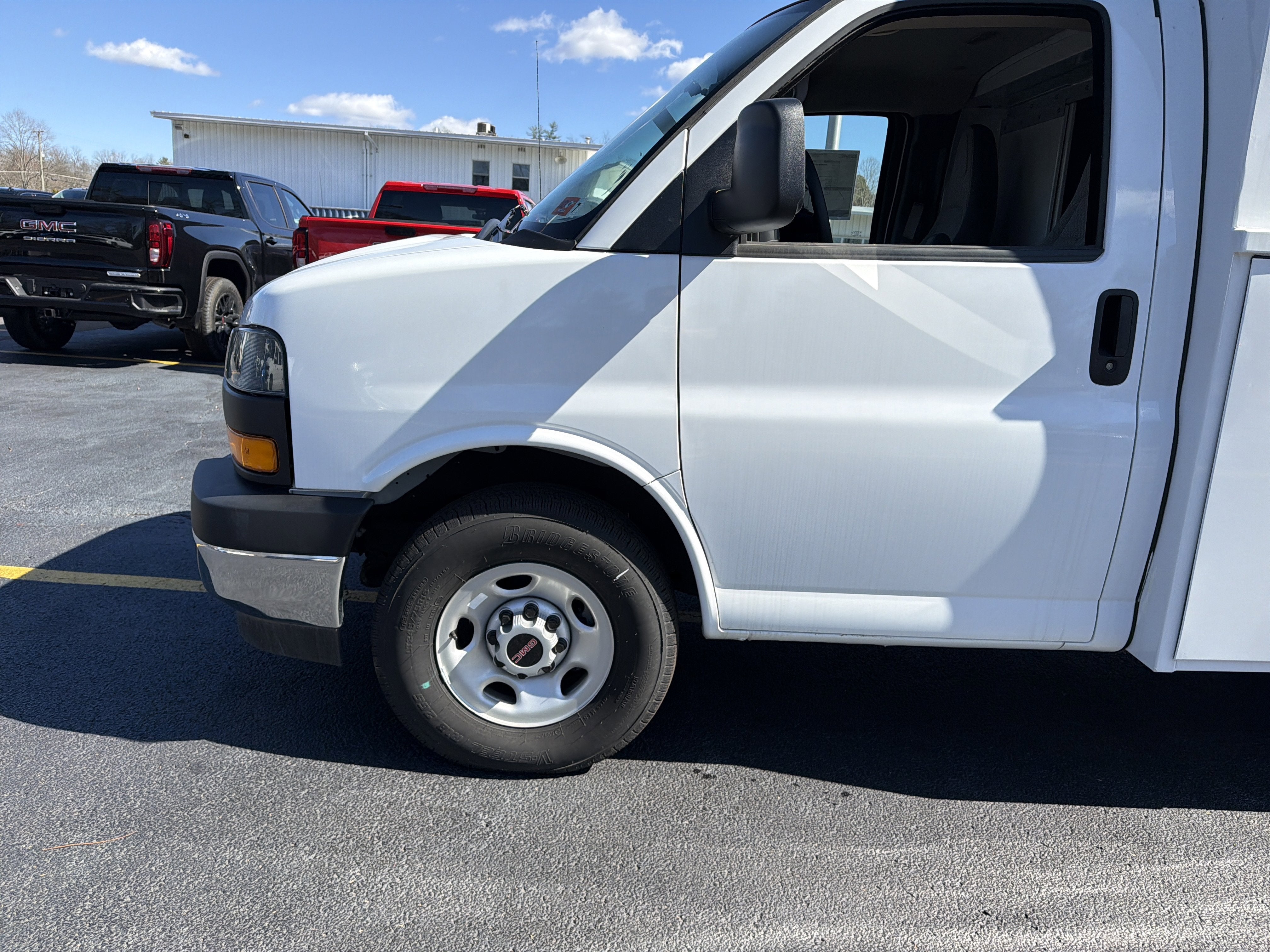 2025 GMC Savana Cutaway 3500 1WT